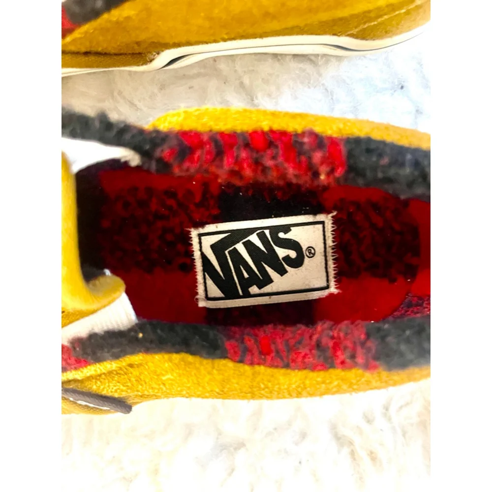 NWT Vans Classic Men 4, Women 5.5 Slip-On Cozy Hug sneakers